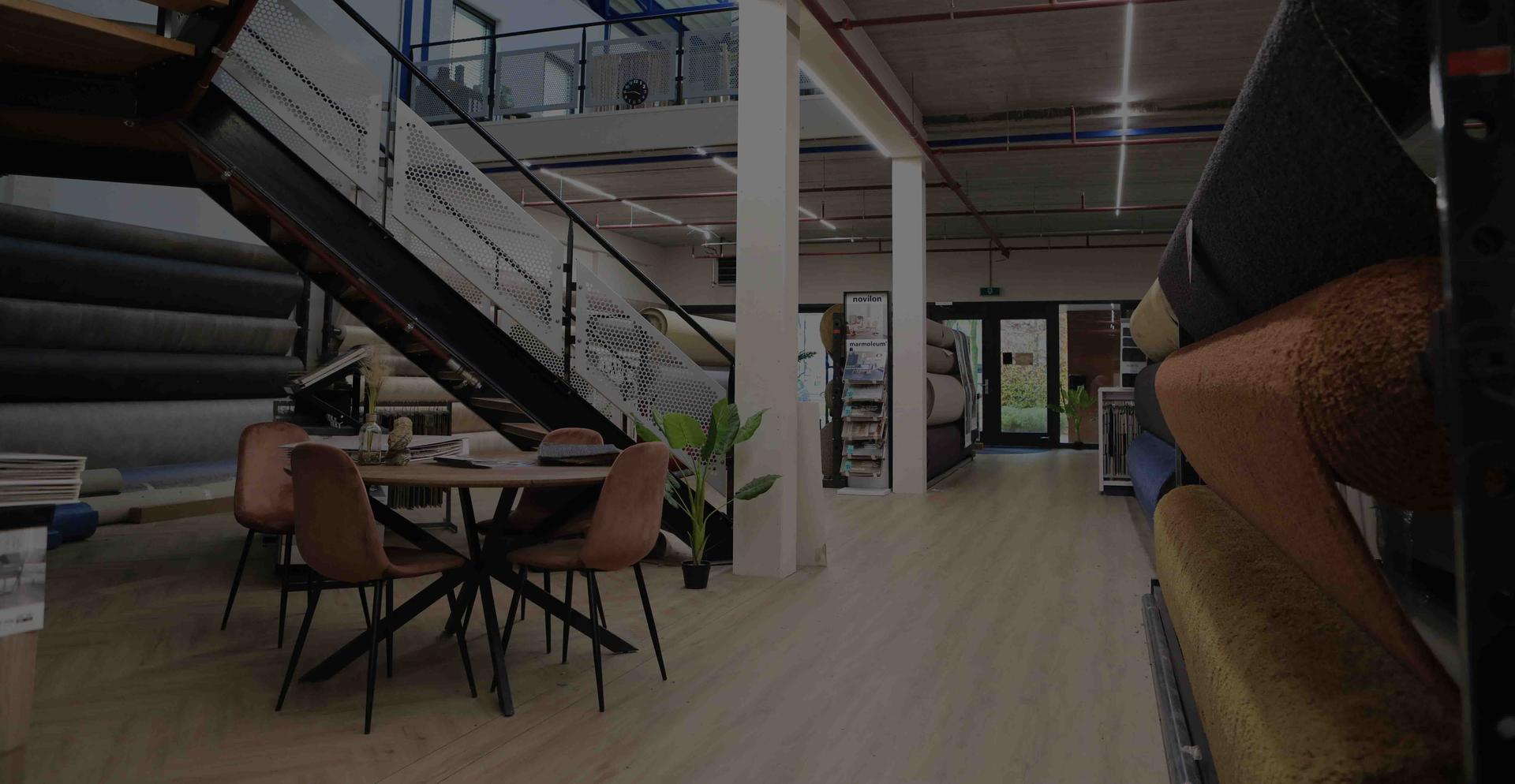 Tapijtrollen en zitgedeelte in de showroom